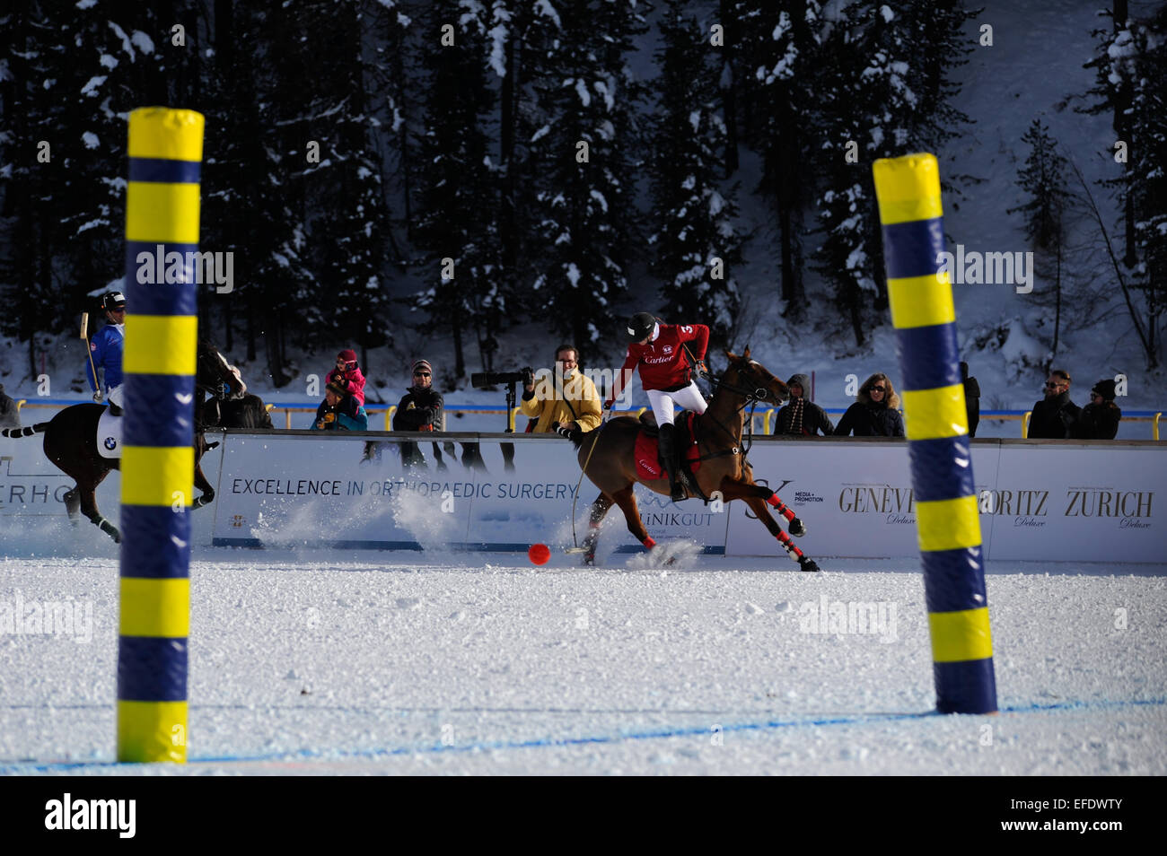 01 Feb 2015, St.. Moritz, Suisse. L'équipe d'action entre l'équipe de Cartier et BMW à la Snow polo coupe du monde à St Moritz © Plus Sport Action/Alamy Live News Banque D'Images