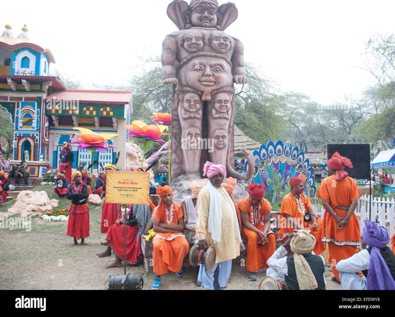 L'Haryana, Inde. 06Th Feb 2015. Surajkund Artisanat Mela est un annualfair célébrée dans l'Haryana. Il y a 400 stands dans ce salon. Il y a fun des manèges, des spectacles de divertissement. Cette année, 18 pays y ont participé, y compris le Liban, l'Arménie, l'Azerbaïdjan, l'Ouzbékistan, le Koweït, etc. Crédit : PREM KAPOOR/Alamy Live News Banque D'Images