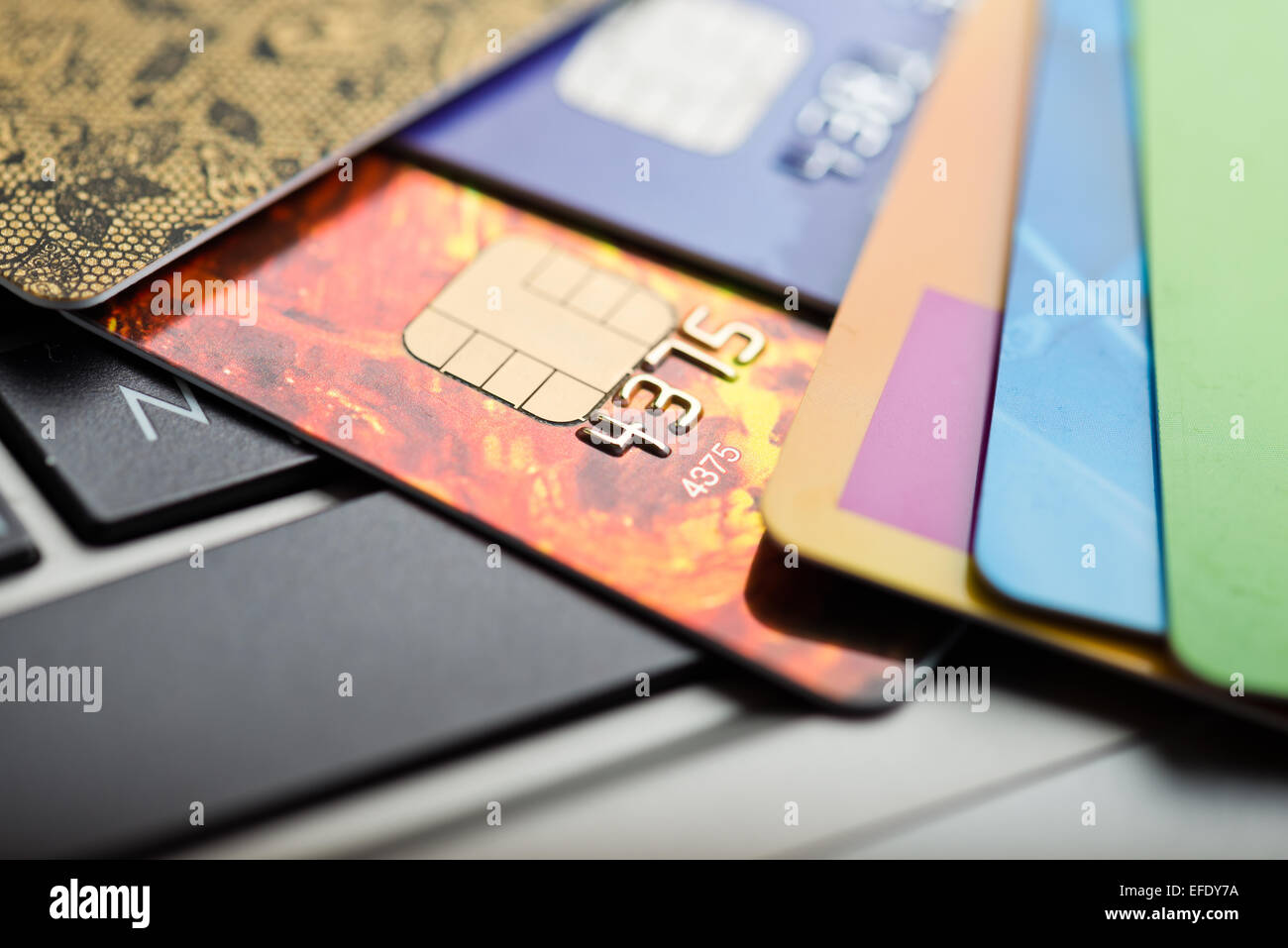 E-commerce concept. groupe de cartes de crédit et d'un ordinateur portable avec DOF peu profondes Banque D'Images