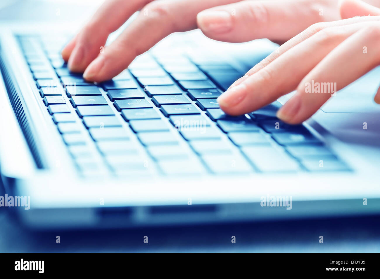 Close-up of female hands typing sur clavier Banque D'Images