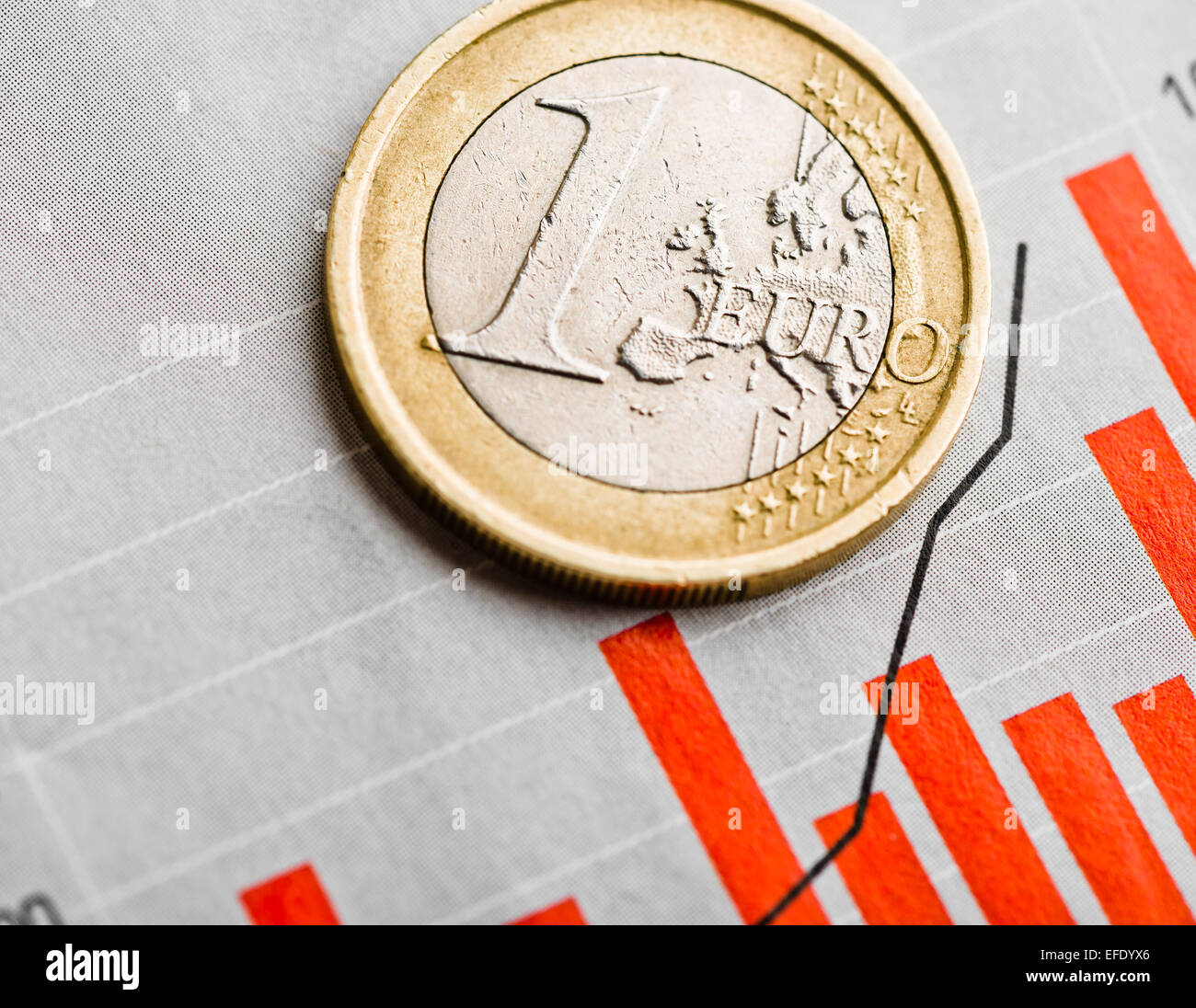 Une pièce en euro sur la fluctuation du graphique. Taux d'euro (shallow DOF) Banque D'Images