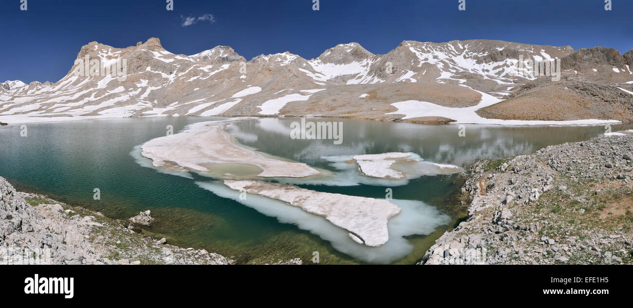 Il s'agit d'une vue panoramique de l'Anti-Taurus Karagol (terre de table (montagnes Aladaglar) - Turquie). Des blocs de glace flottent sur le lac. Banque D'Images