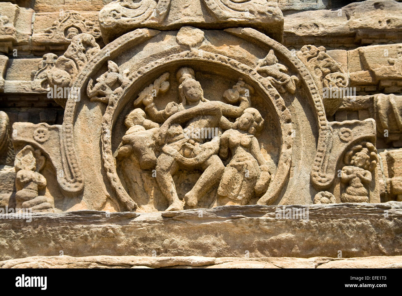 Panneau sculptural de Shiva dansant avec Parvathi et Nandi à Pattadakal, District Bagalkot, Karnataka, Inde, Asie Banque D'Images