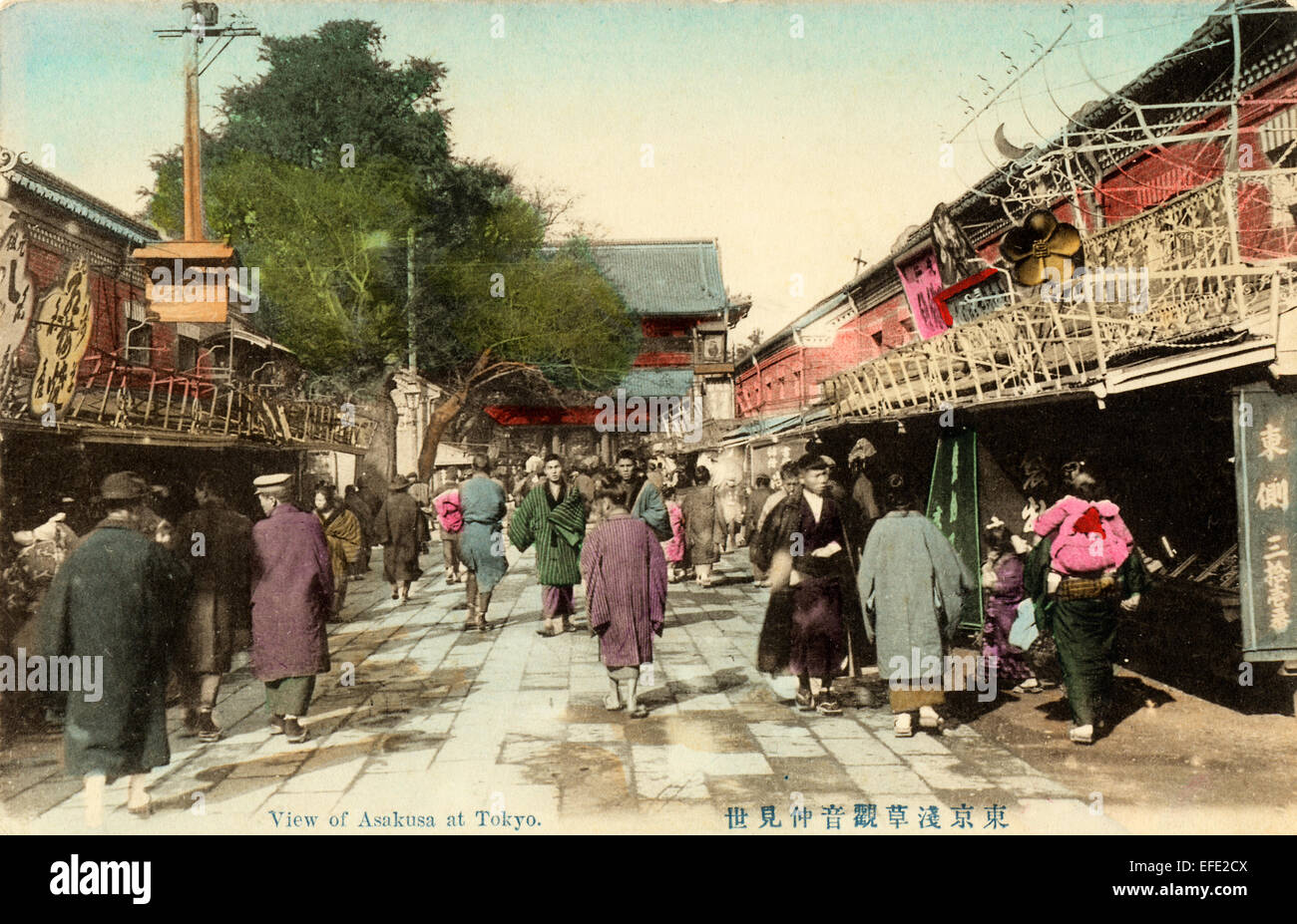 Japon, Tokyo. Vers 1890-1910 carte postale couleur main. La célèbre  Nakamise-dōri, rue commerçante, menant au temple senso-ji à Asakusa Photo  Stock - Alamy