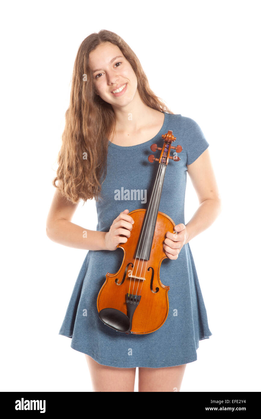 Teen brune en mini robe avec violon en studio against white background Banque D'Images