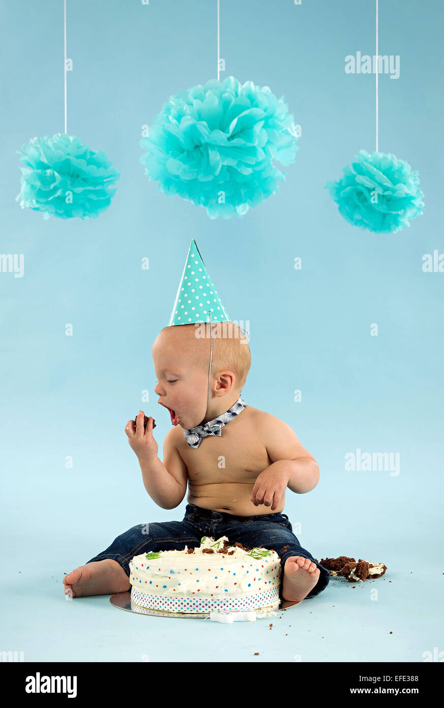 Little Boy eating cake sur Premier anniversaire Banque D'Images