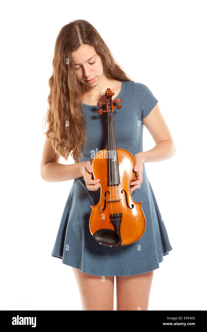 Young brunette wearing mini robe avec violon en studio Banque D'Images