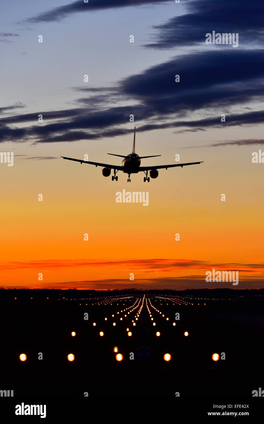 L'atterrissage de l'avion au coucher du soleil, d'Airbus, l'aéroport de Munich, Erding, Munich, Bavière, Allemagne Banque D'Images