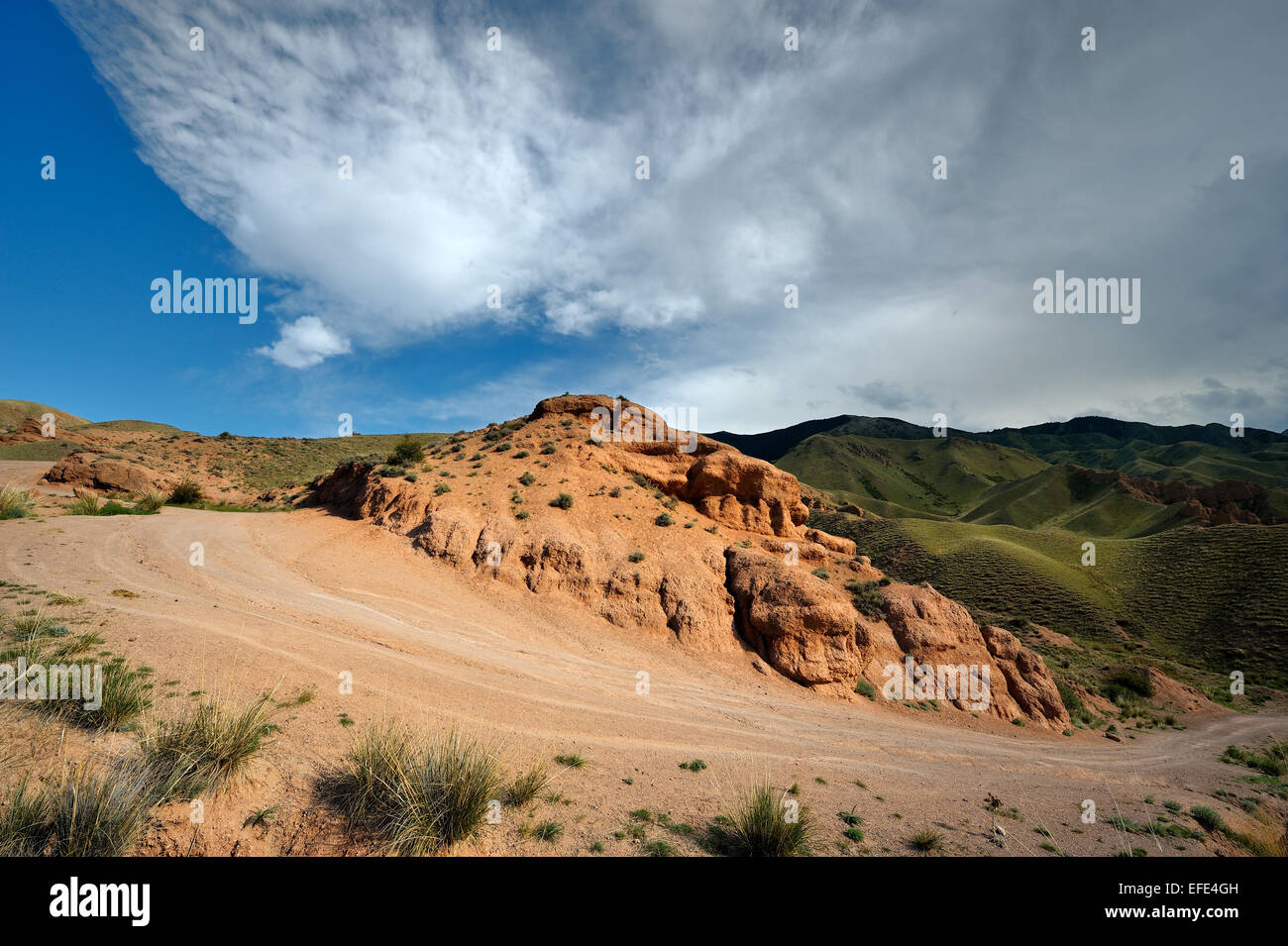 Route dans la vallée, l'asy river canyon, Kazakhstan Banque D'Images