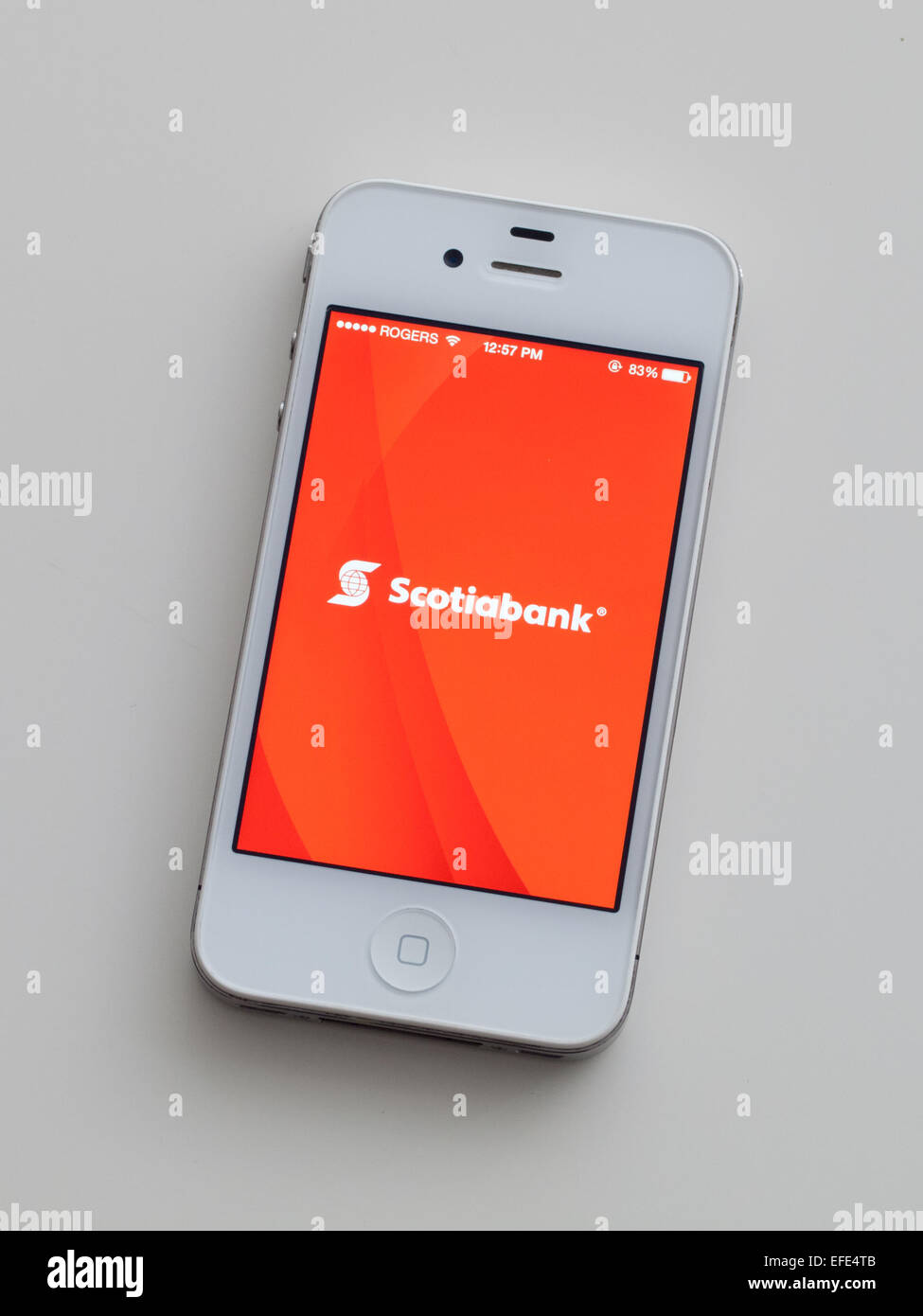 Vue du logo et de l'écran d'accueil (Banque Scotia Banque de Nouvelle-Écosse) application mobile banking sur un Apple iPhone 4. Banque D'Images Vue du logo et de l'écran d'accueil (Banque Scotia Banque de Nouvelle-Écosse) application mobile banking sur un Apple iPhone 4. Banque D'Images