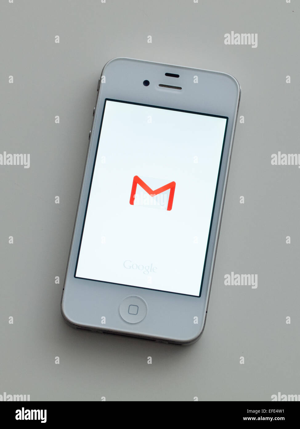 Vue du logo et de l'écran d'accueil de Gmail Google app sur un iPhone d'Apple 4. Banque D'Images