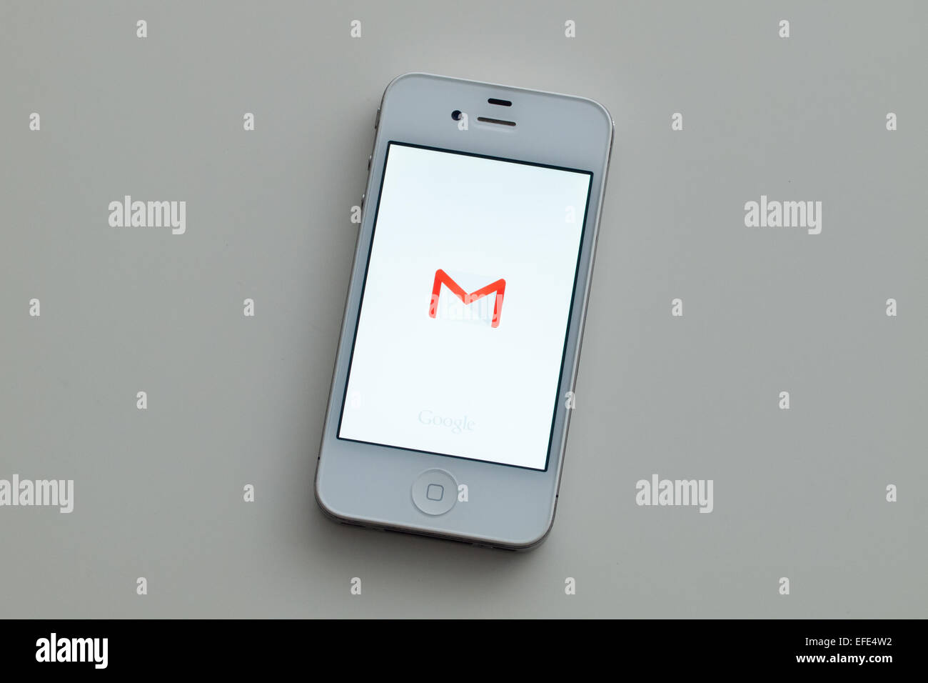 Vue du logo et de l'écran d'accueil de Gmail Google app sur un iPhone d'Apple 4. Banque D'Images