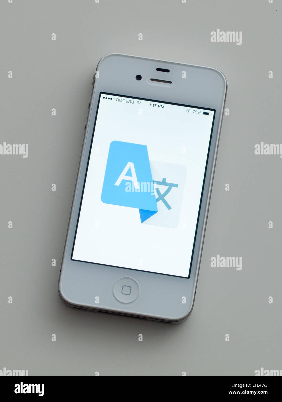 Vue du logo et de l'écran d'accueil de Google Translate app sur un iPhone d'Apple 4. Banque D'Images