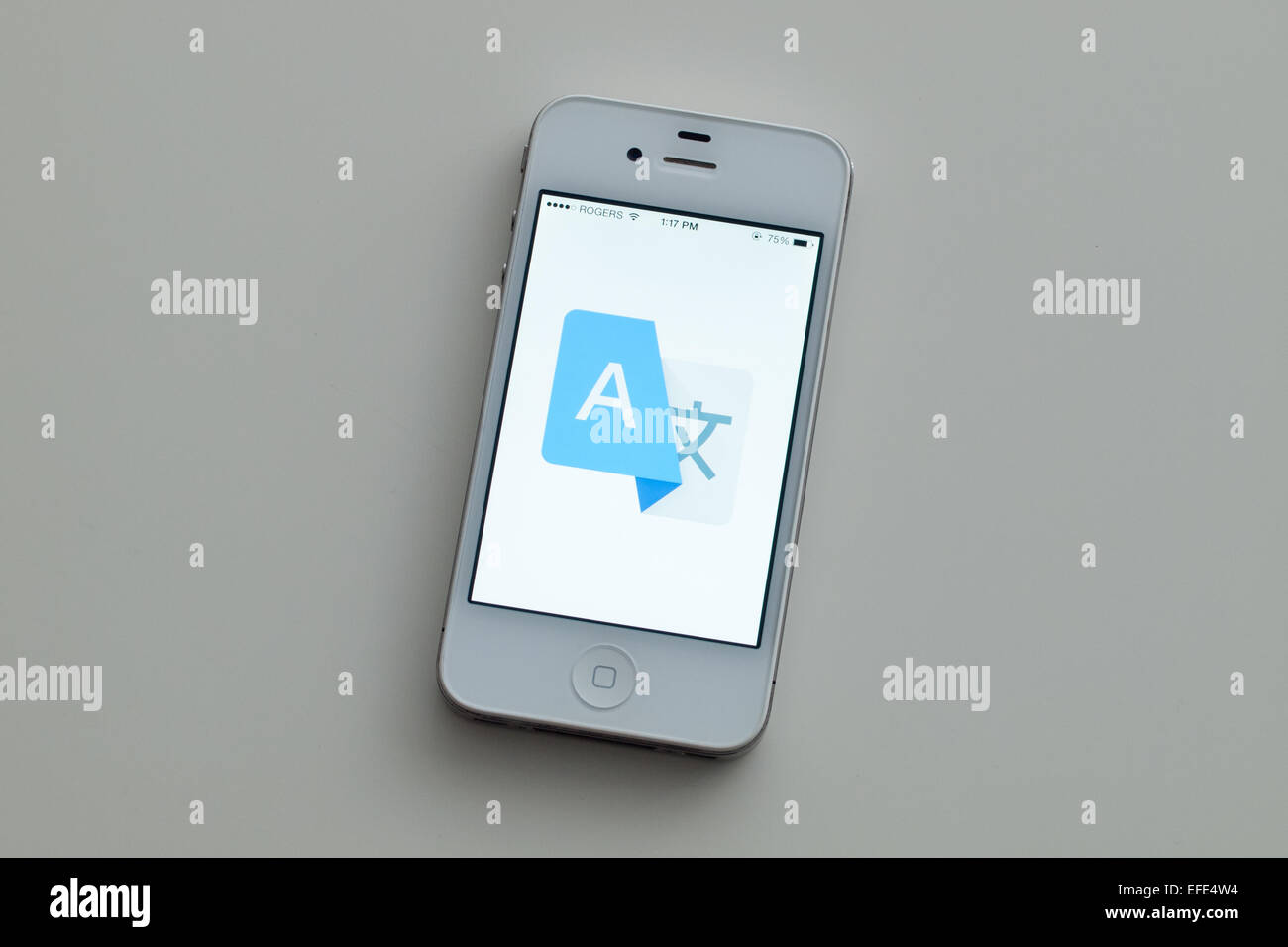 Vue du logo et de l'écran d'accueil de Google Translate app sur un iPhone d'Apple 4. Banque D'Images