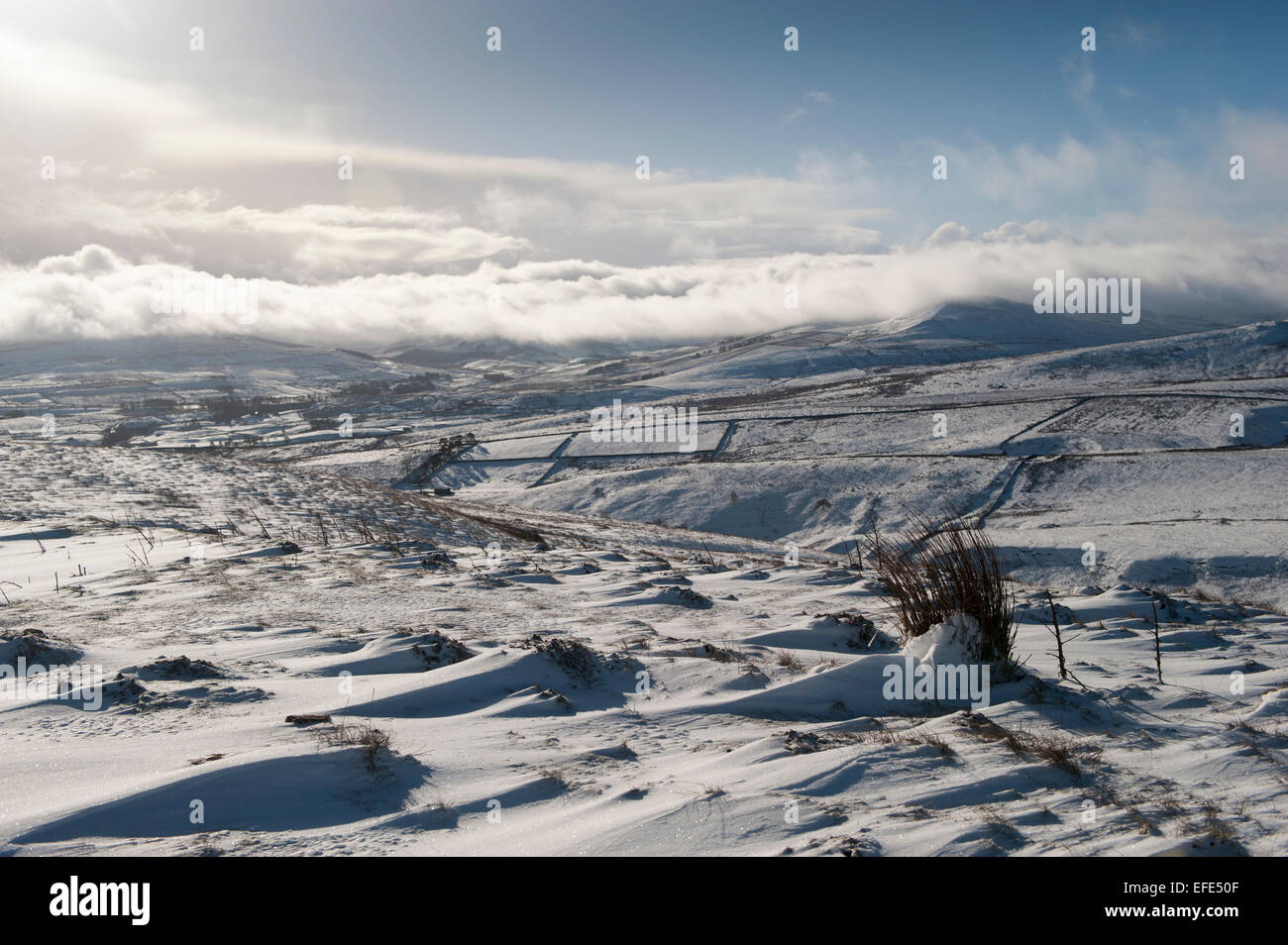 Les nuages survolant la région de Wensleydale Hills à la suite d'une tempête de neige, au Royaume-Uni. Banque D'Images