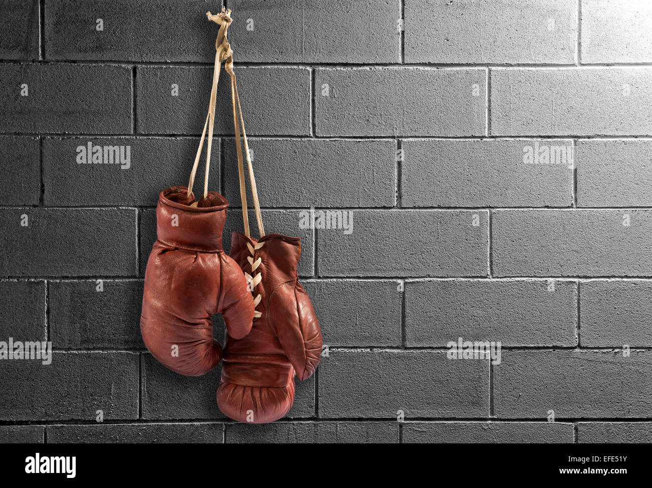 Paire de gants de boxe en cuir marron vintage Banque D'Images