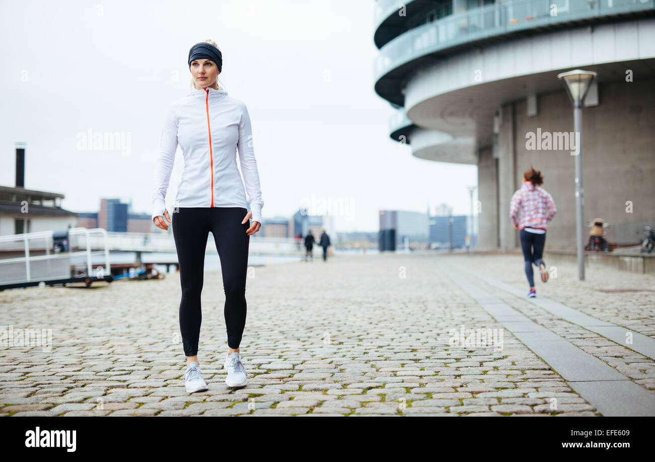 Athlète féminine urbaine exerçant à l'extérieur. Beau portrait de femme sportive. Motivation et sport lifestyle concept. Banque D'Images