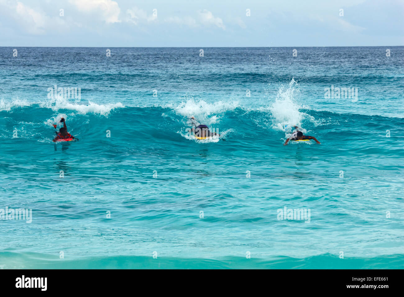 Surf sur les vagues, les Seychelles Banque D'Images