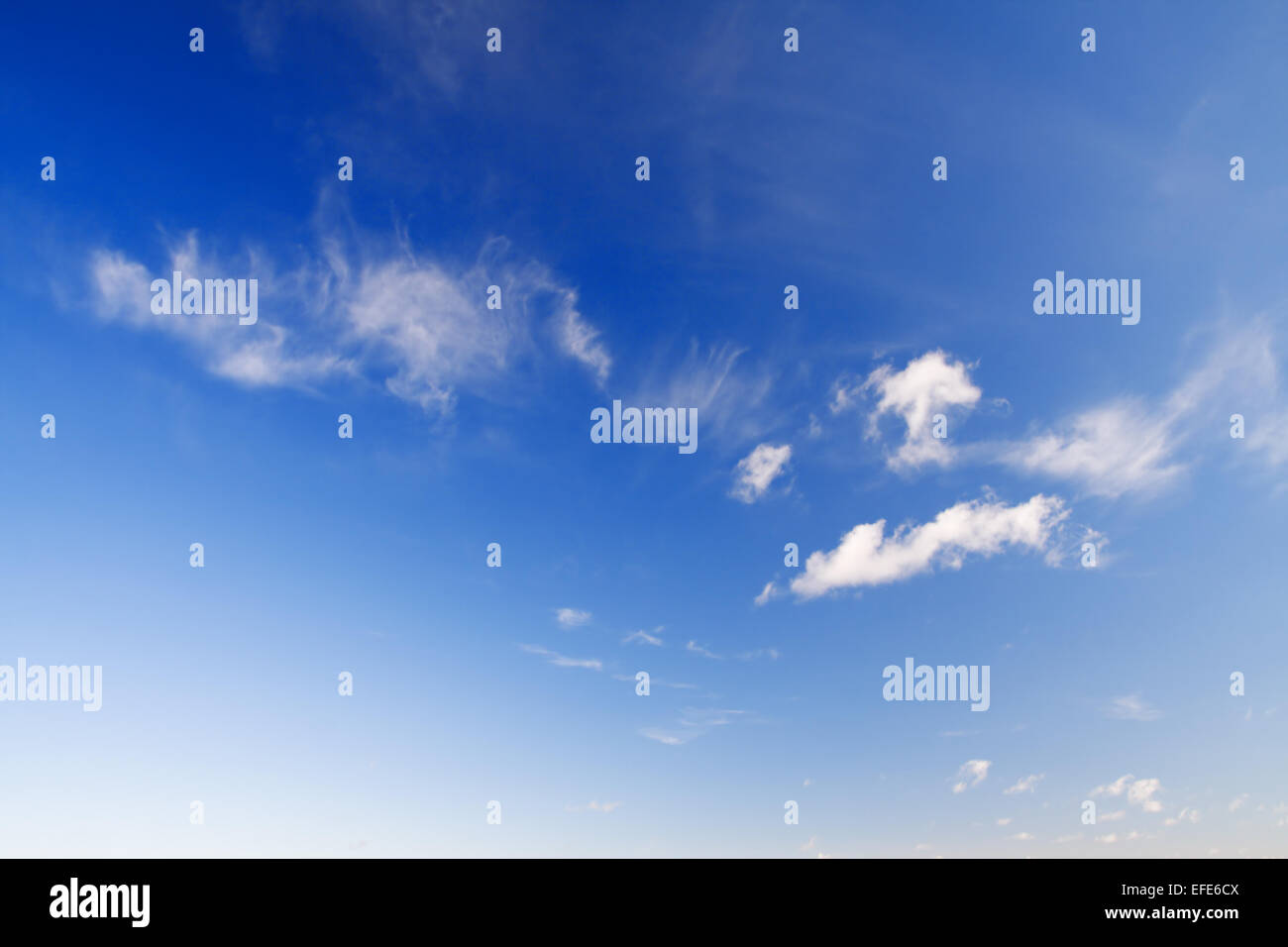 Ciel bleu avec le cloud Banque D'Images