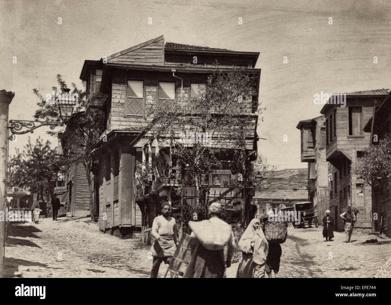 Rue à Stamboul - Voir des gens dans la rue et les bâtiments, Istanbul, vers 1890 Banque D'Images