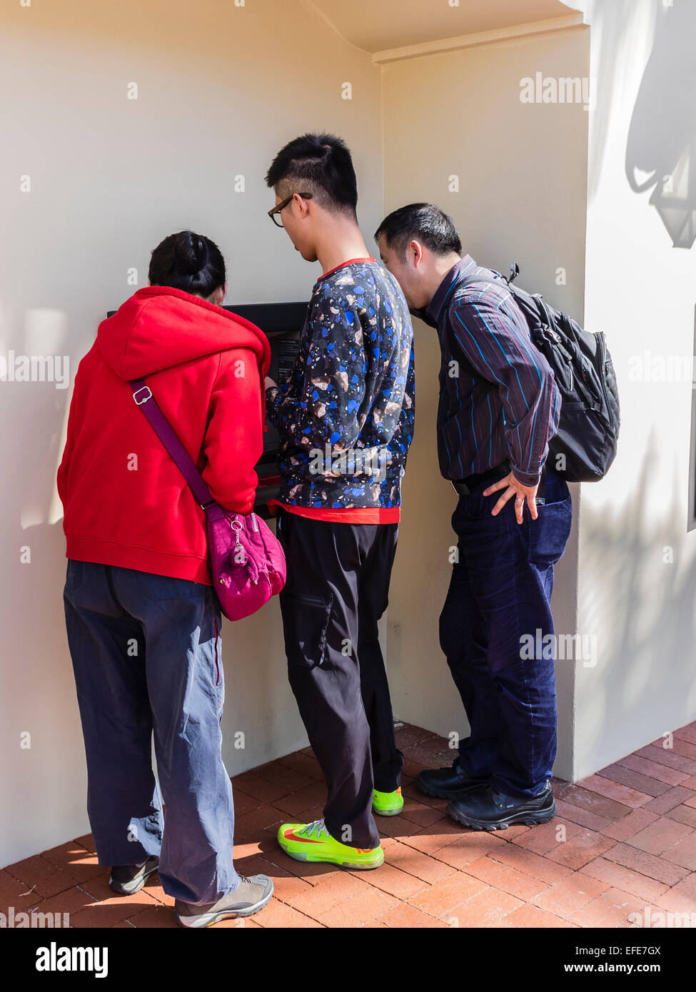 Trois membres d'une famille chinoise de retirer de l'argent dans un  distributeur à Santa Barbara, en Californie Photo Stock - Alamy