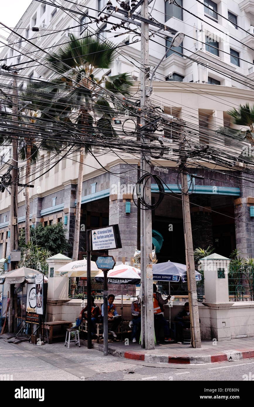 Télécommunications Télécommunications Téléphone d'alimentation câbles d'électricité pendaison à Bangkok au-dessus des rues. Banque D'Images