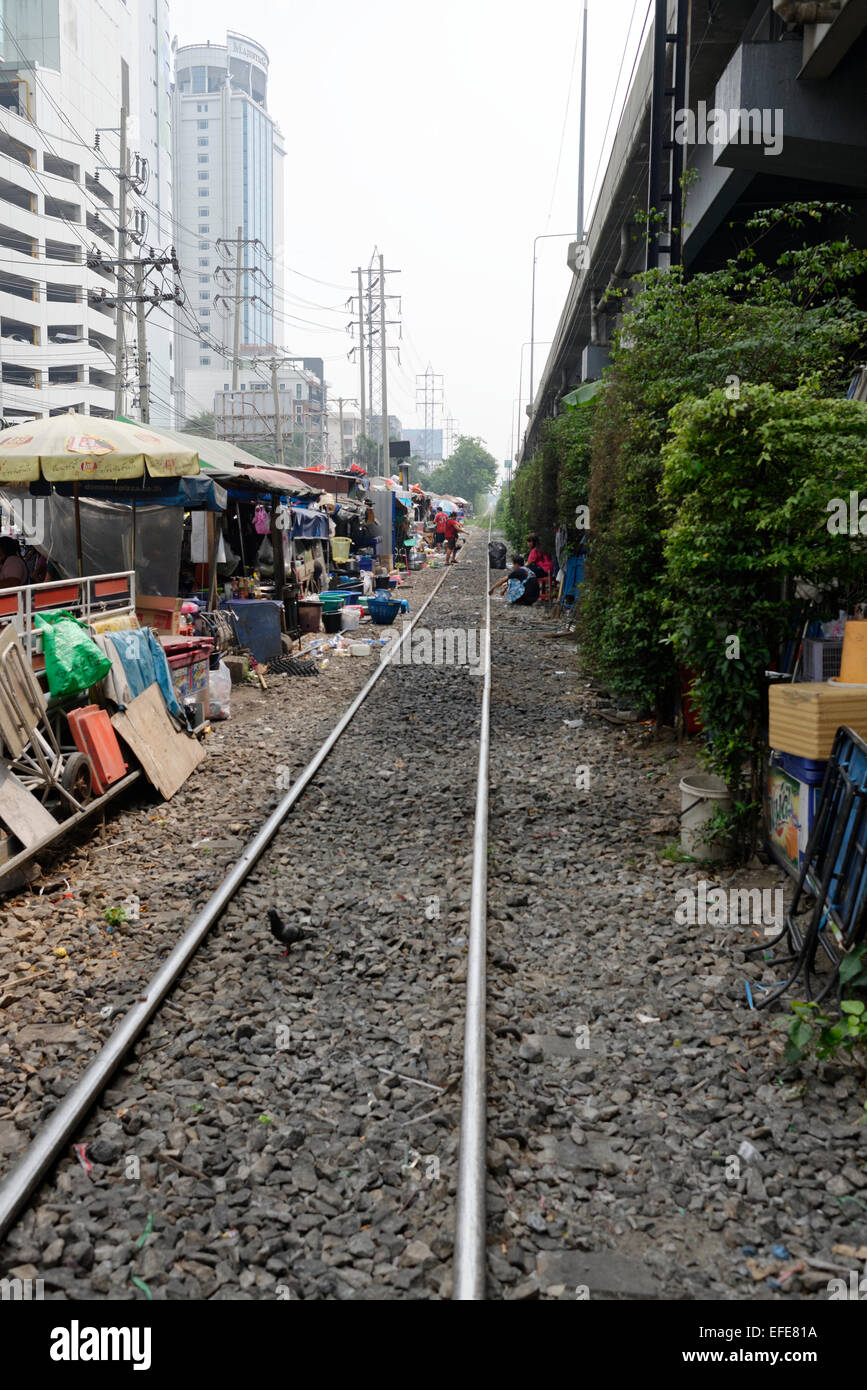 Stands de nourriture de rue Hawker fournit par la ligne de chemin de fer à Bangkok qui fournit des produits frais pour les travailleurs de l'alimentation à l'heure du déjeuner Banque D'Images