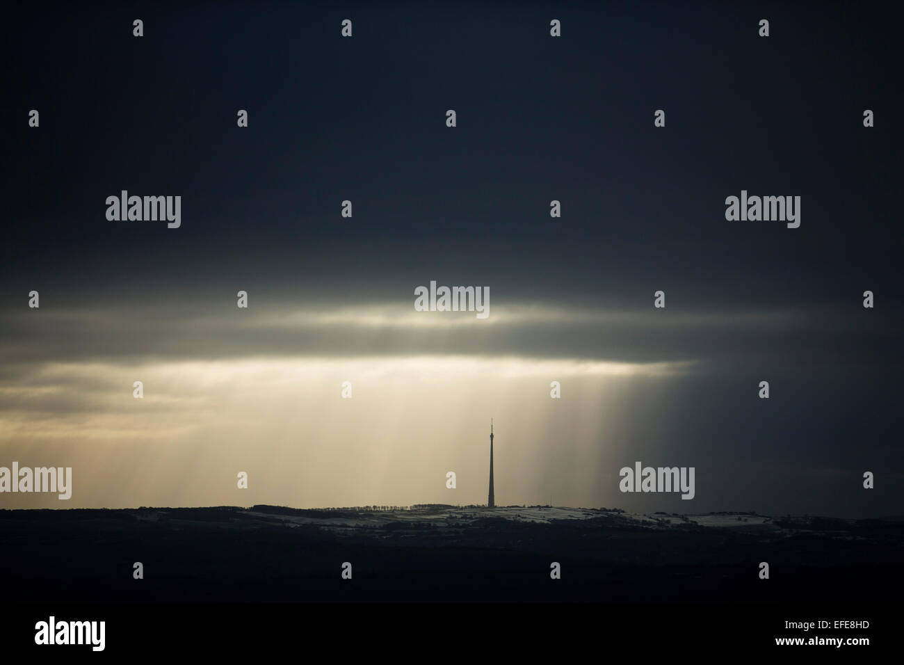La dérive des nuages passé Emley Moor un mât, à Huddersfield, Yorkshire de l'Ouest Banque D'Images