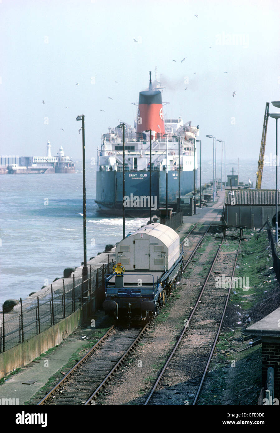 Un wagon transportant du combustible nucléaire irradié ("déchets nucléaires") fiole, au port de Douvres en 1988. Voir la description ci-dessous Banque D'Images