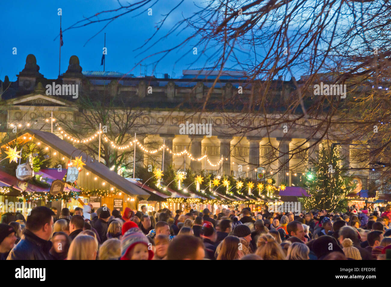 Princes street, Édimbourg, lumières de Noël, des foules, Ecosse, Royaume-Uni Banque D'Images