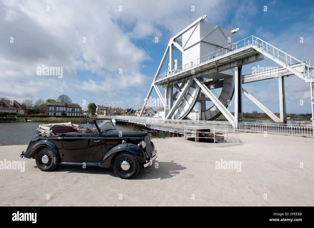 1939 Hillman Minx convertible roulant sur un chemin de campagne, la voiture familiale avant guerre Banque D'Images