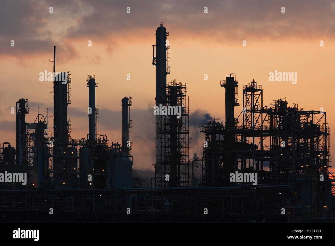 Raffinerie de pétrole au coucher du soleil de Grangemouth, en Écosse, au Royaume-Uni. Banque D'Images