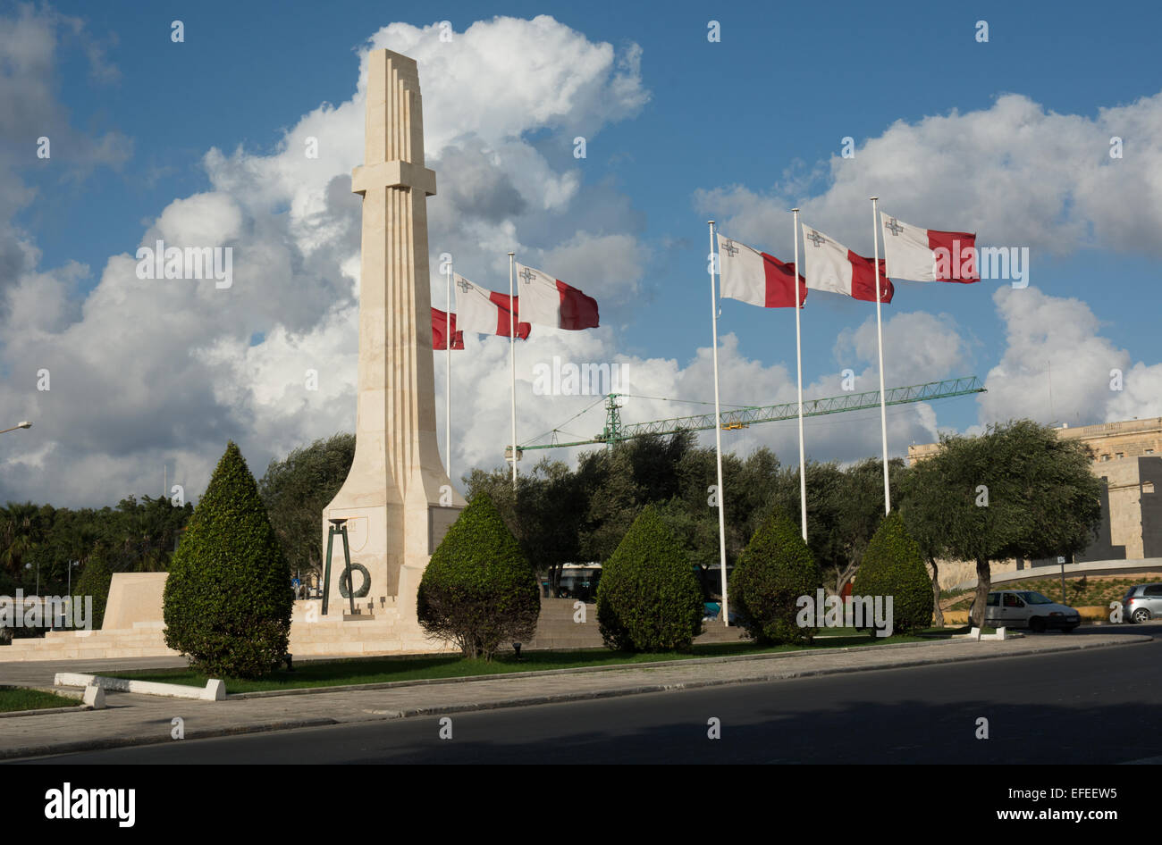 Drapeaux maltais voler fièrement dans le vent par le War Memorial de Floriana juste à l'extérieur des murs de la Valette Banque D'Images