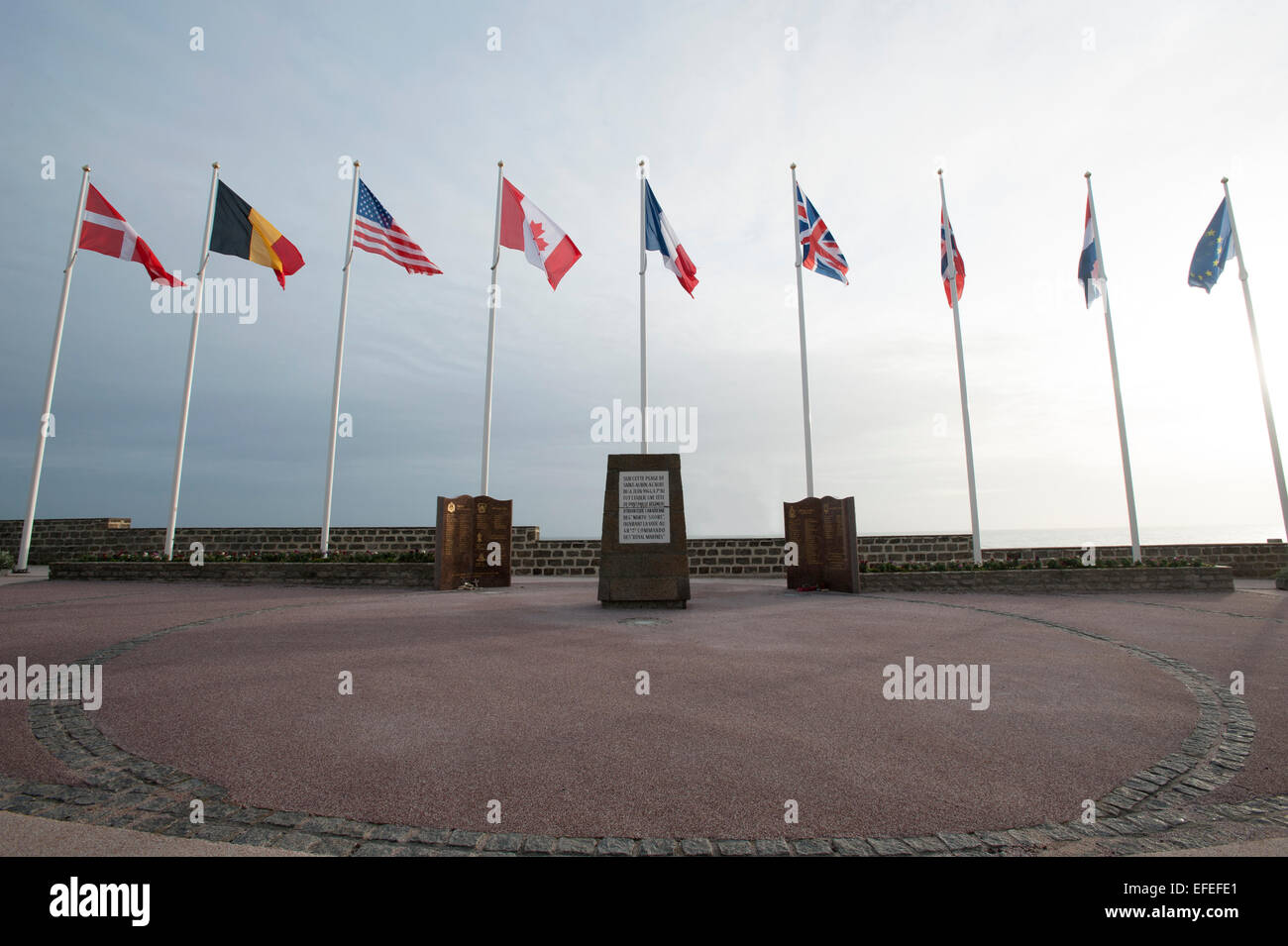 Je vois des drapeaux sur la plage Juno, en Normandie, un mémorial aux militaires qui sont tombés à Saint-Aubin sur mer Banque D'Images