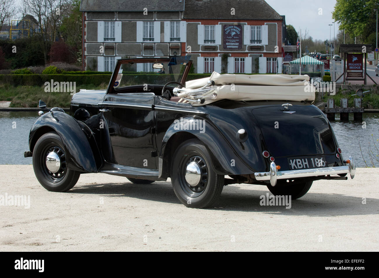 1939 Hillman Minx convertible roulant sur un chemin de campagne, la voiture familiale avant guerre Banque D'Images