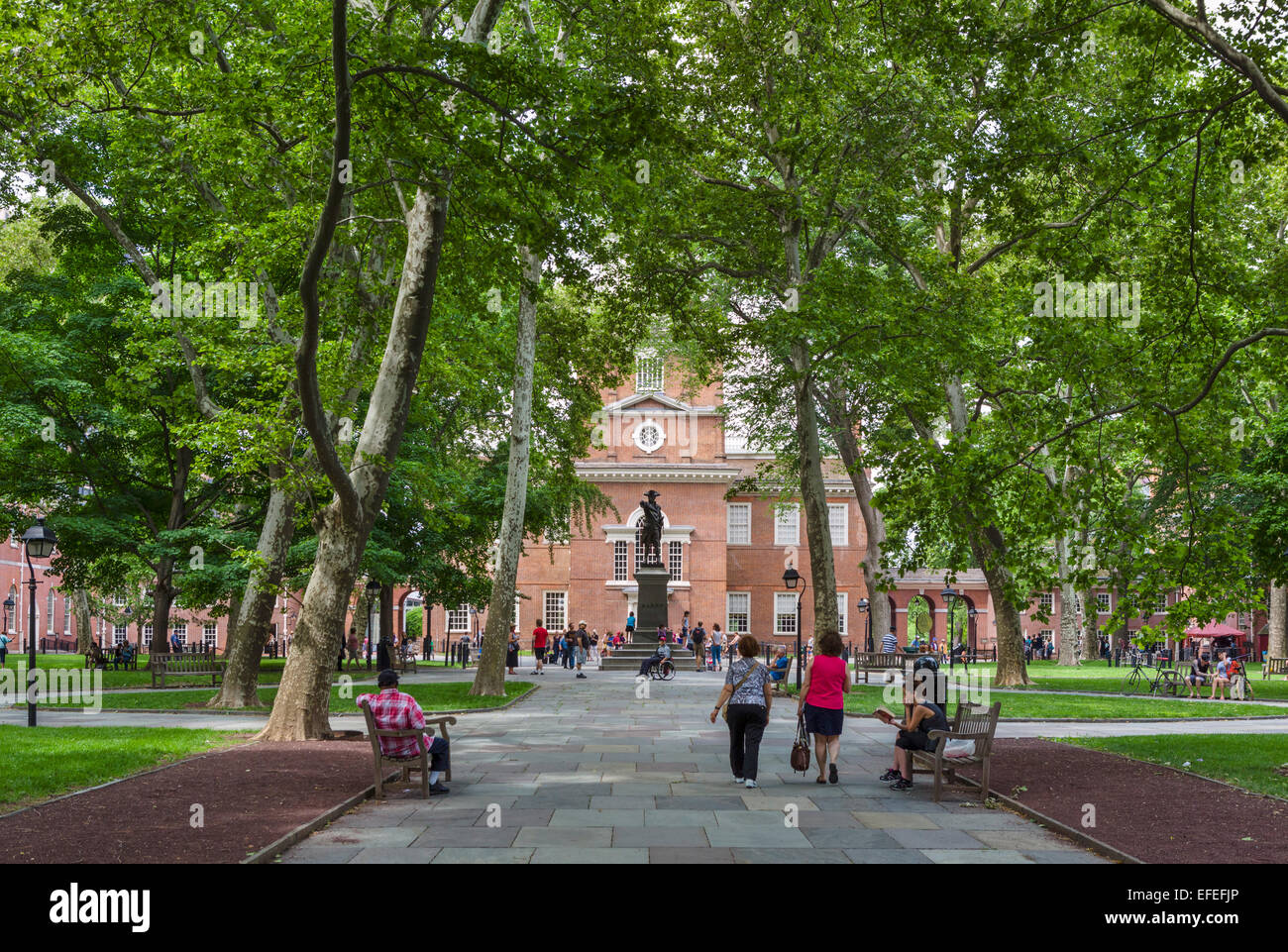 La place de l'indépendance en face de l'Independence Hall, l'Independence National Historical Park, Philadelphie, Pennsylvanie, USA Banque D'Images