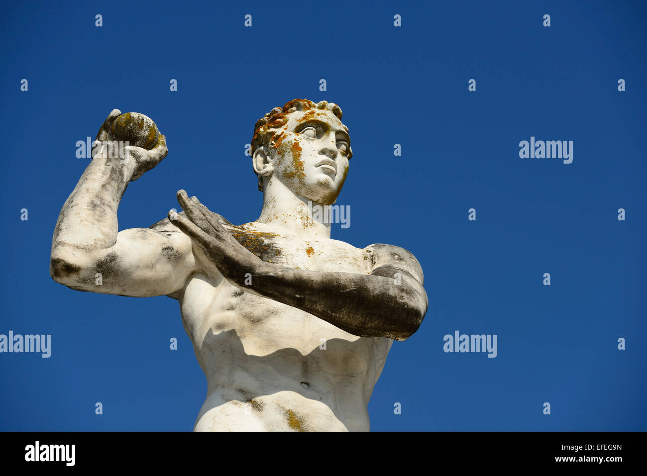 En statues représentant les athlètes au Stadio dei Marmi sports stadium dans le Foro Italico Rome Italie Banque D'Images