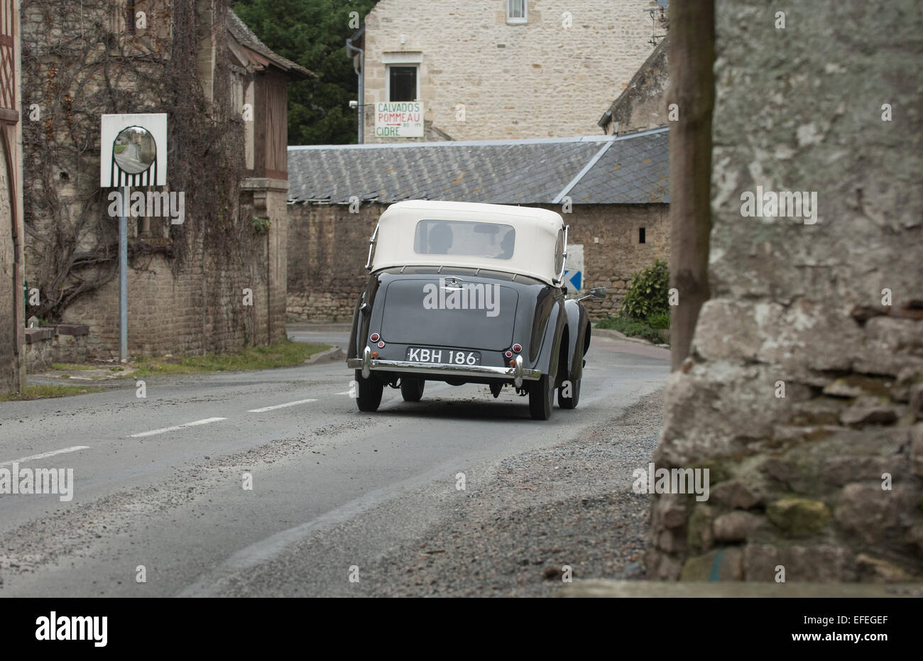 1939 Hillman Minx convertible roulant sur un chemin de campagne, la voiture familiale avant guerre Banque D'Images