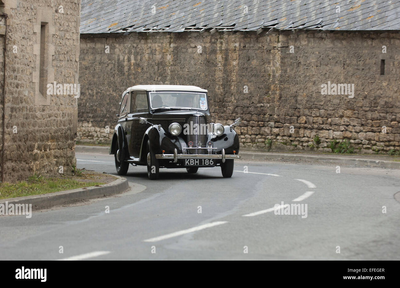 1939 Hillman Minx convertible roulant sur un chemin de campagne, la voiture familiale avant guerre Banque D'Images