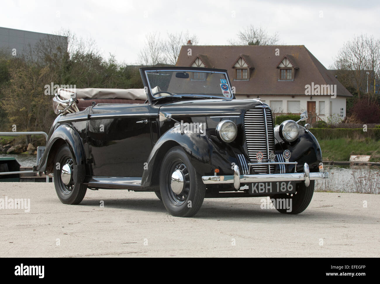 1939 Hillman Minx convertible roulant sur un chemin de campagne, la voiture familiale avant guerre Banque D'Images