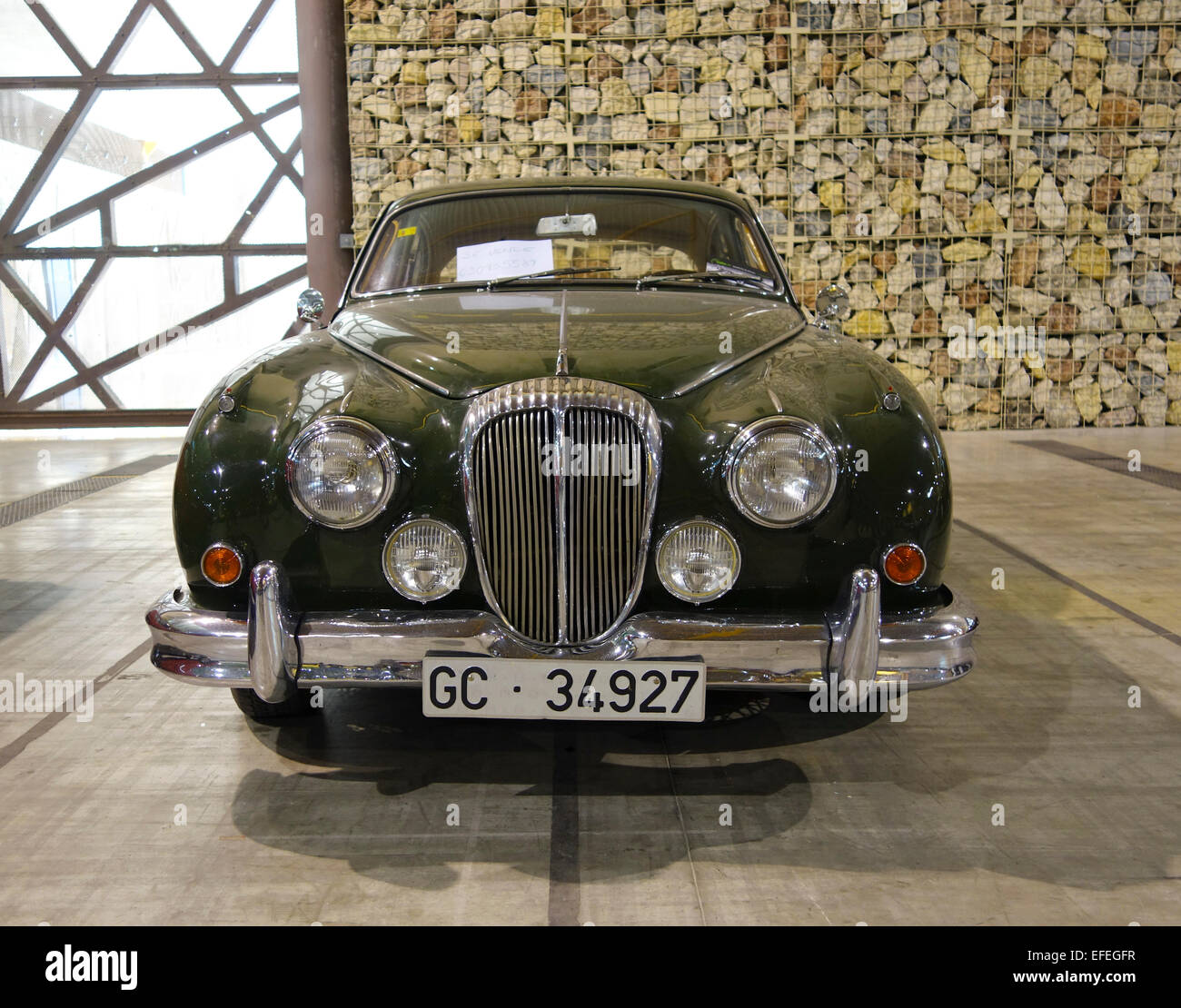 D'un frontal Daimler 2.5 V8 saloon 1966 au salon de voitures, Malaga, Espagne. Banque D'Images