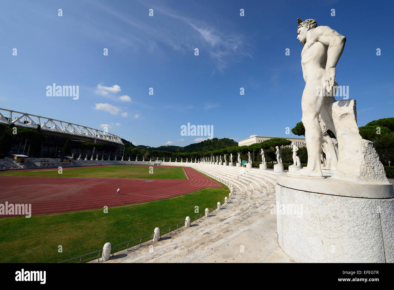 En statues représentant les athlètes au Stadio dei Marmi sports stadium dans le Foro Italico Rome Italie Banque D'Images