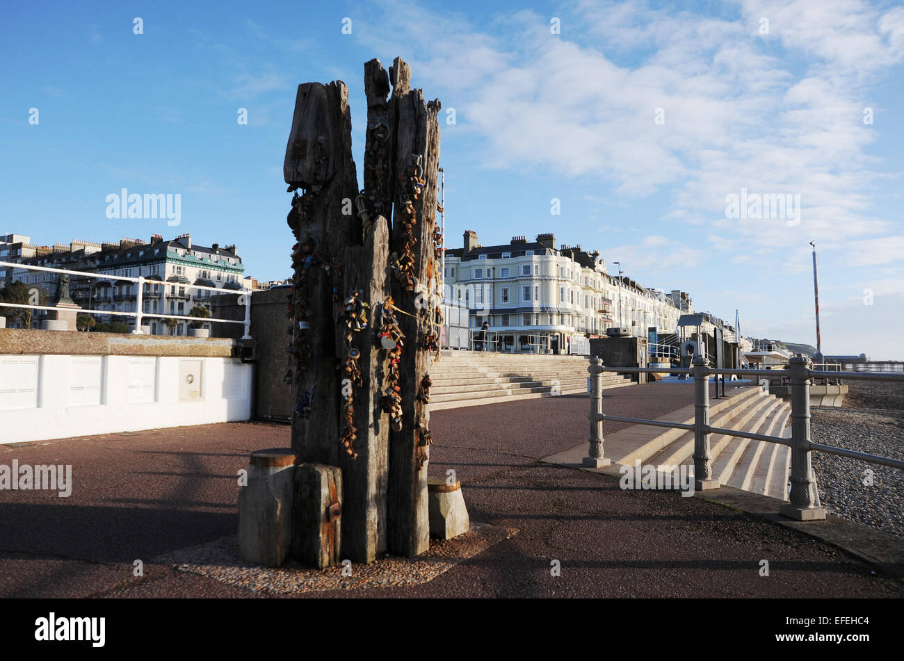 Hastings East Sussex UK - Mon Cœur appartient à Hastings sculpture sur le front avec amour serrures ou cadenas attaché Banque D'Images