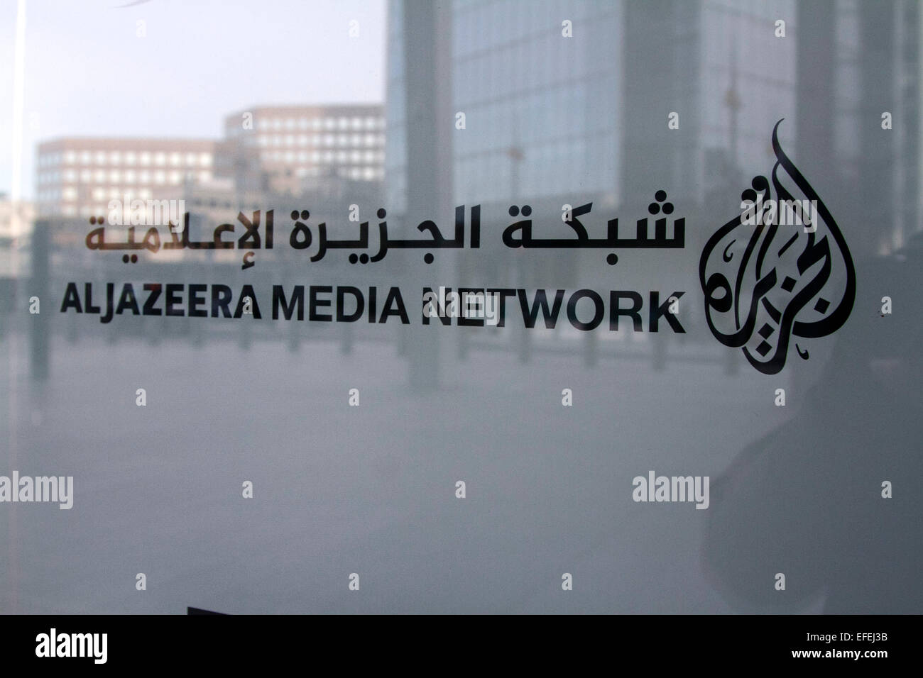 Londres, Royaume-Uni. 2e février 2015. Les piétons reflétée sur la fenêtre de l'office de la radiodiffusion à Londres après AlJazeera Al Jazeera le journaliste Peter Greste a été libéré et expulsé d'Égypte. Credit : amer ghazzal/Alamy Live News Banque D'Images