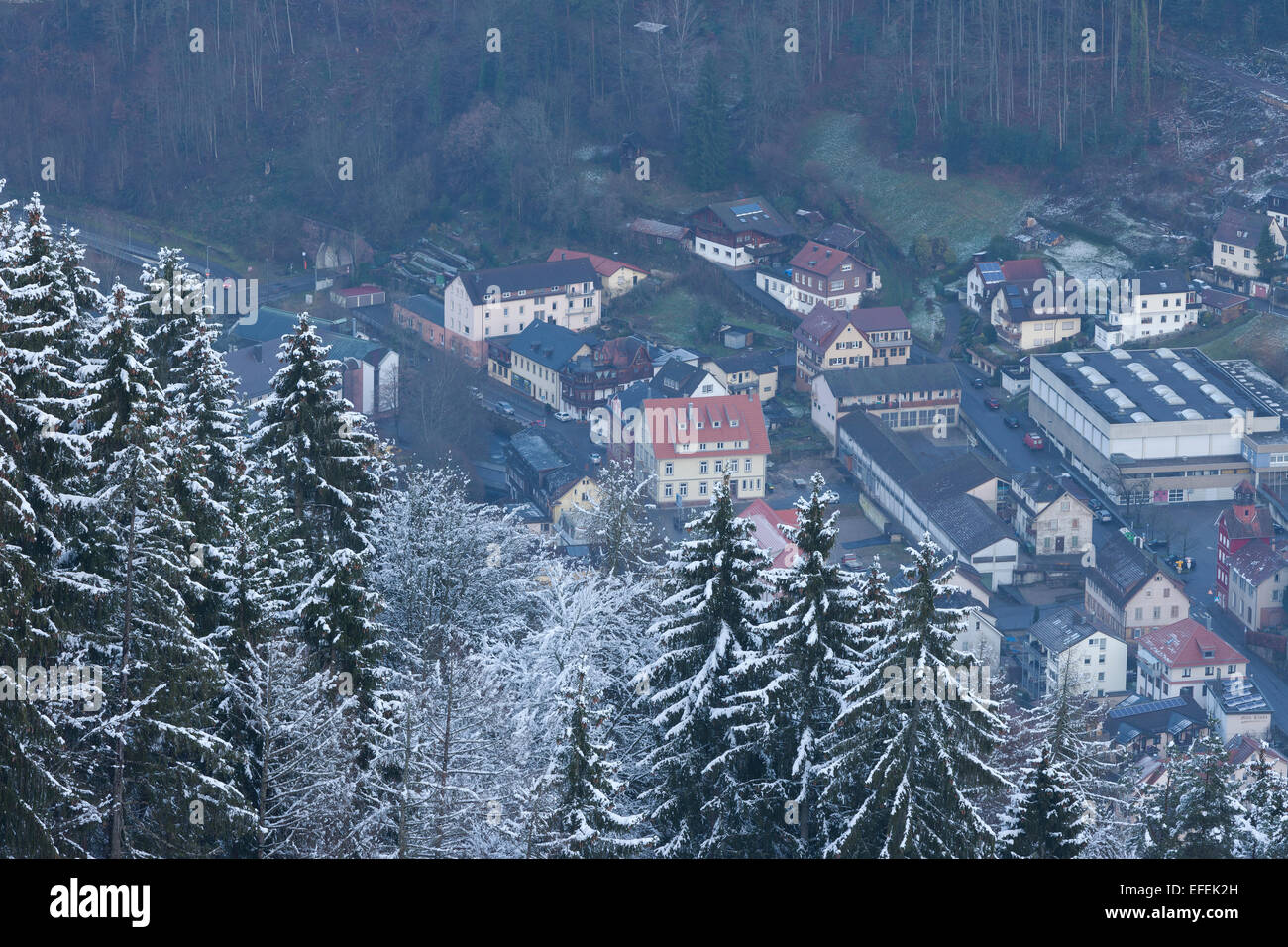 Forêt Noire recouverte de neige, Bad Wildbad, ville thermale, vue du Sommerberg, Allemagne. Banque D'Images