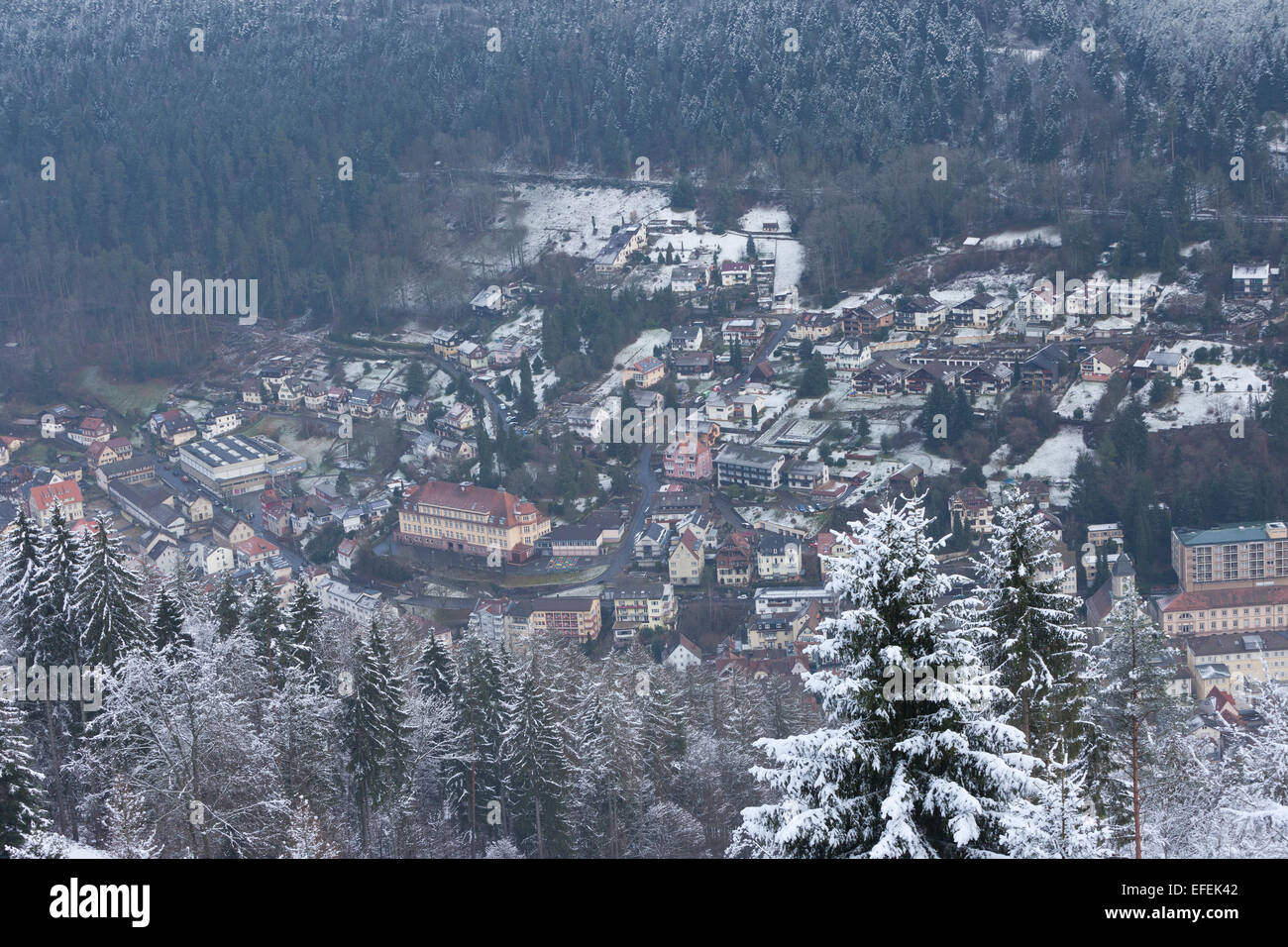 Forêt Noire recouverte de neige, Bad Wildbad, ville thermale, vue du Sommerberg, Allemagne. Banque D'Images