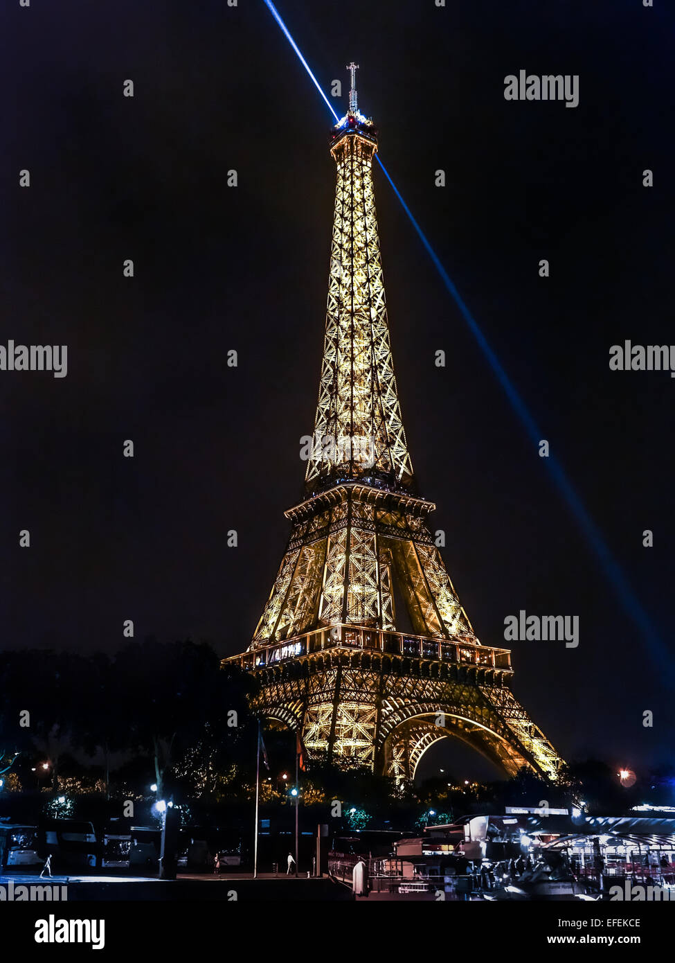 La Tour Eiffel illuminée par nuit, Paris, France Banque D'Images