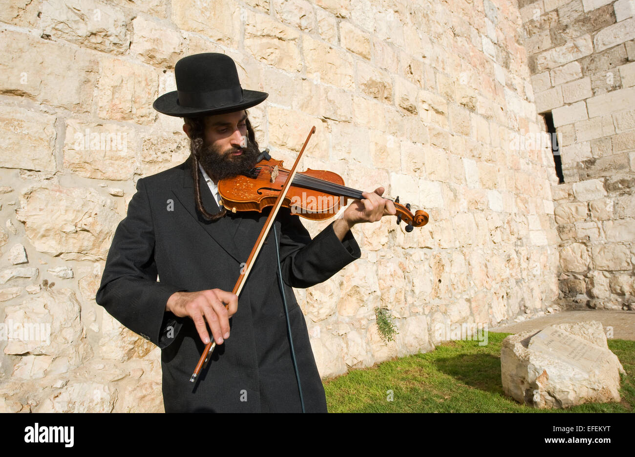 Un violoniste juif est à jouer du violon dans la rue près de la porte de Jaffa à Jérusalem Banque D'Images