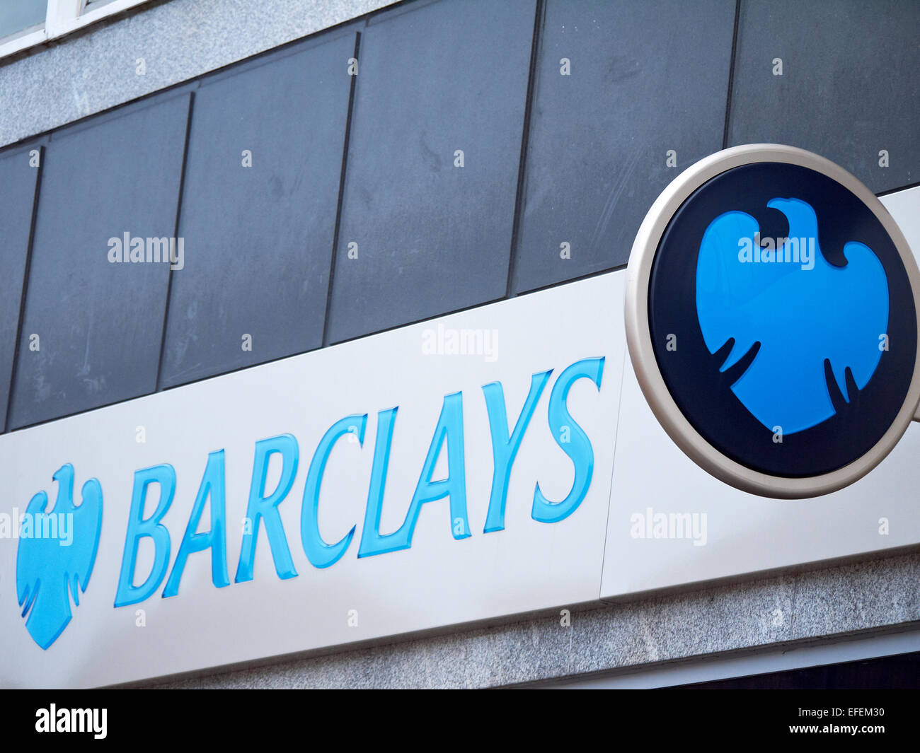 La banque Barclays signe sur mur extérieur UK Banque D'Images