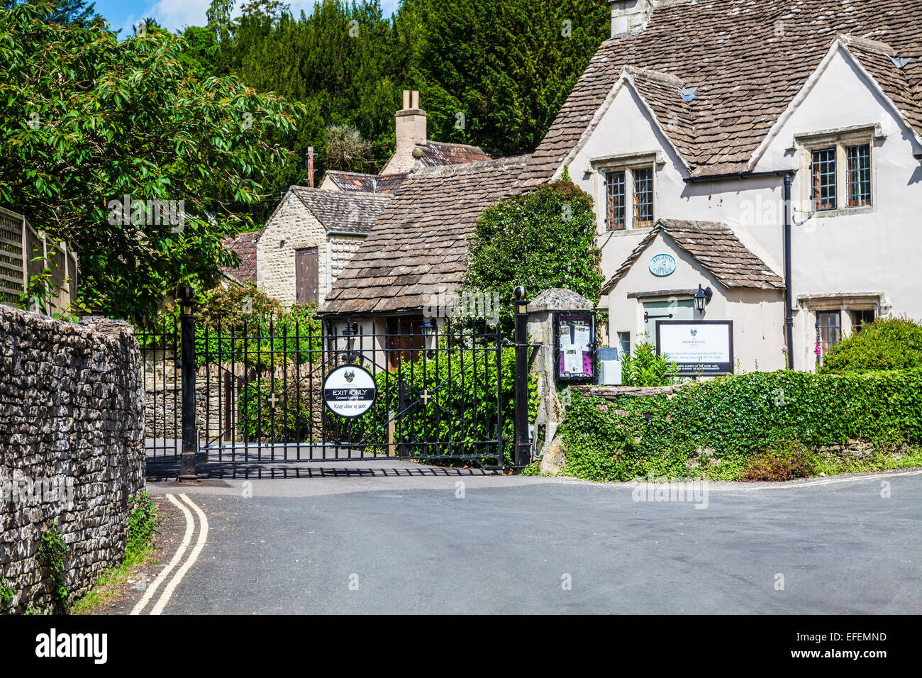 Les portes de sortie de la Manor House Hotel and Golf Club dans le village de Castle Combe Cotswolds dans le Wiltshire. Banque D'Images